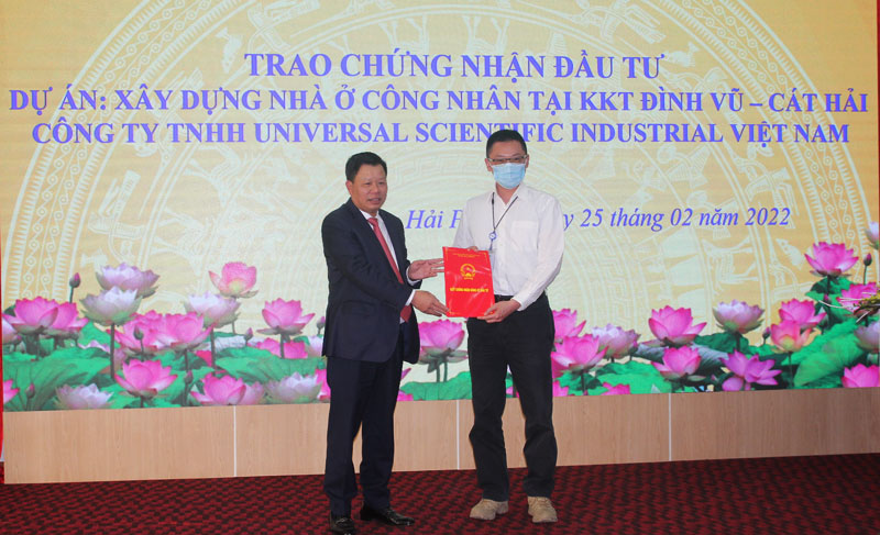 trao Giấy chứng nhận đầu tư cho Công ty Universal Scientific Industrial Việt Nam